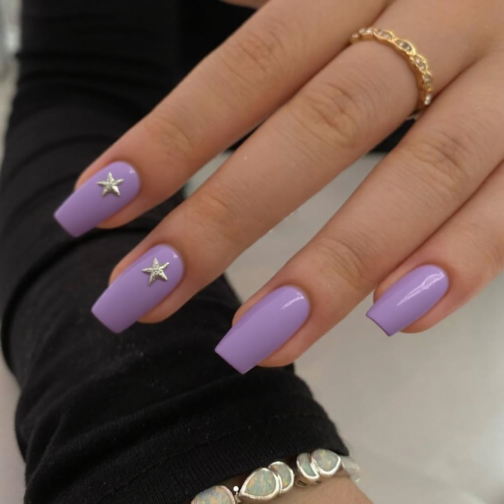 Short stiletto nails in an orchid shade, adding a small silver star on the ring finger for a fun pop.